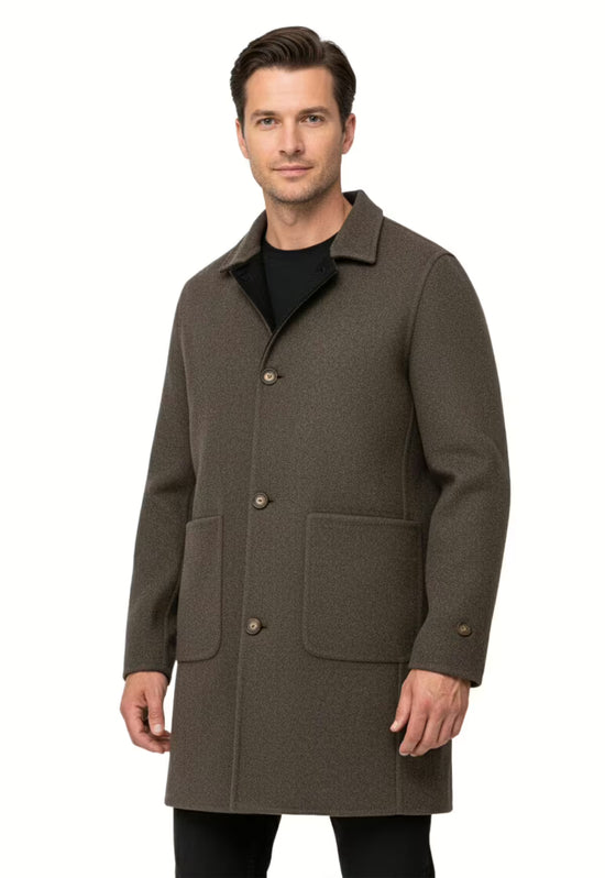 Brauner Herren-Wollmantel aus Kaschmir und Wolle in halber Ansicht mit aufgesetzten Taschen.